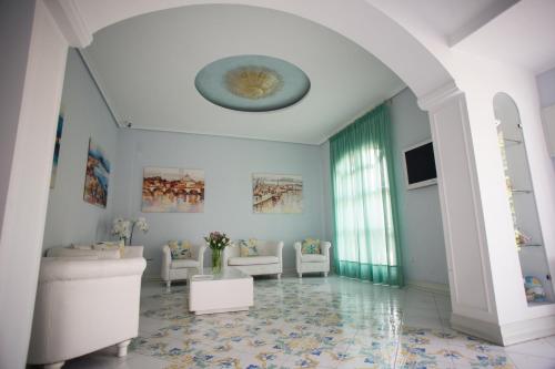 a living room with a large room with a ceiling at Azienda Agrituristica Vivi Natura in Pompei