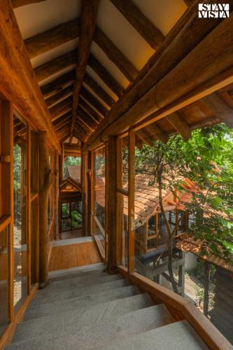 Un balcón o terraza de StayVista at The Forest Echoes with Pool, BBQ