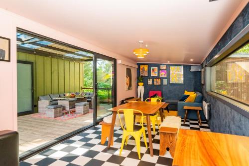 Χώρος καθιστικού στο The Funky Escape at The Nest Waihi Beach