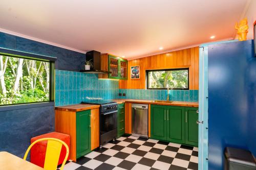Η κουζίνα ή μικρή κουζίνα στο The Funky Escape at The Nest Waihi Beach