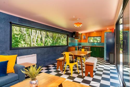 Η κουζίνα ή μικρή κουζίνα στο The Funky Escape at The Nest Waihi Beach