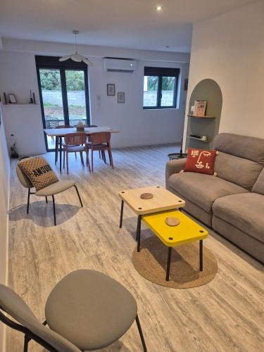 un salon avec un canapé et une table dans l'établissement Maison La Praline, à Arnas