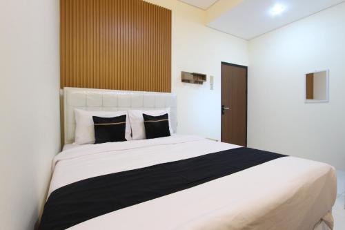 Кровать или кровати в номере Collection O Solo near Universitas Muhammadiyah Surakarta formerly Kedaton Home