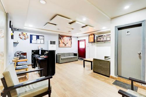 Телевизор и/или развлекательный центр в Super Townhouse Tirupati