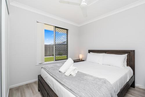 Point VernonにあるIdeal for Tradies and Nursesのテディベアのベッドがある寝室