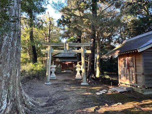 a torii gate and a building in a forest at グランピング宿 星空テラス&暖炉の庭付き戸建 Orion in Miyamae