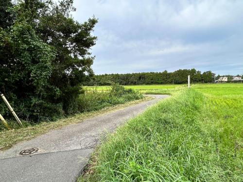 a winding road in the middle of a field at グランピング宿 星空テラス&暖炉の庭付き戸建 Orion in Miyamae