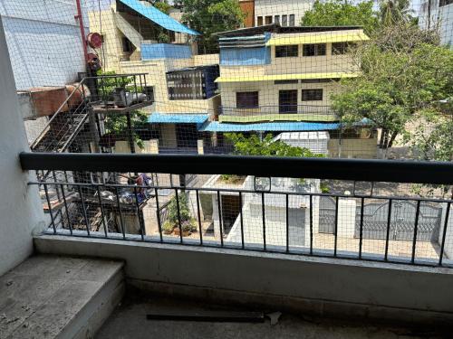 ein Blick auf ein Gebäude von einem Balkon in der Unterkunft Madras Heights in Chennai