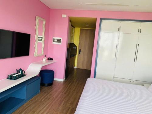 Postel nebo postele na pokoji v ubytování FlamingoHải Tiến- IBIZA