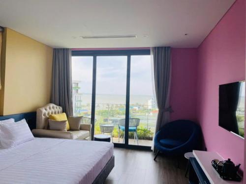 Postel nebo postele na pokoji v ubytování FlamingoHải Tiến- IBIZA