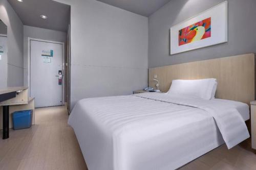 Ein Bett oder Betten in einem Zimmer der Unterkunft Jinjiang Inn Wenzhou Shuangyu The Terminal