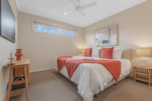 a bedroom with a large bed and a window at Moama on Clarke - Echuca Holiday Homes in Moama