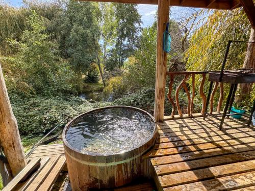 une terrasse en bois avec un bain à remous. dans l'établissement Cabaña La Golondrina Tinajas Borderío, à Los Angeles