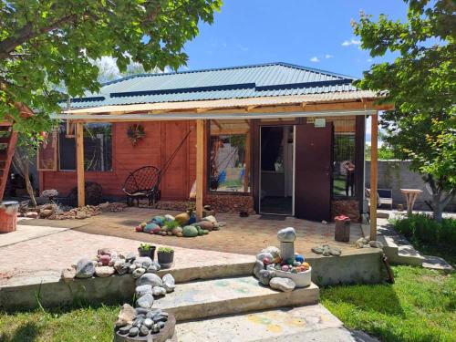 a backyard with a house with a garden at Happy home in Ak-Terek