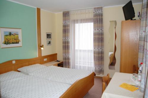 a bedroom with a bed and a window at Gästehaus Fidelis in Grafenwiesen