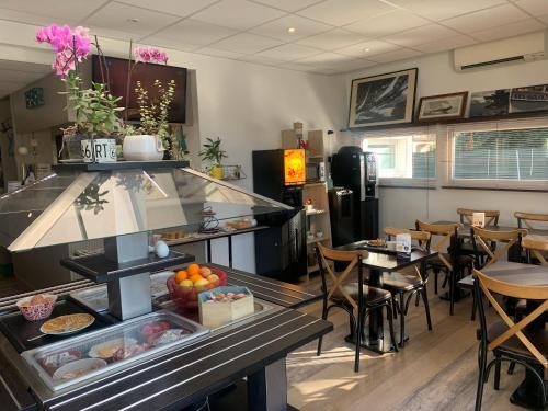 Dapur atau dapur kecil di Contact Hôtel Marseille Aubagne