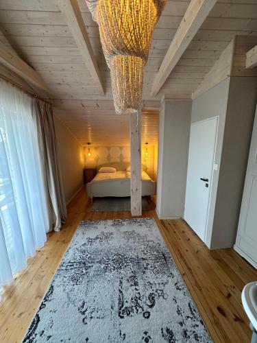 una camera da letto con un letto e un lampadario di pogodnawilla a Mielno