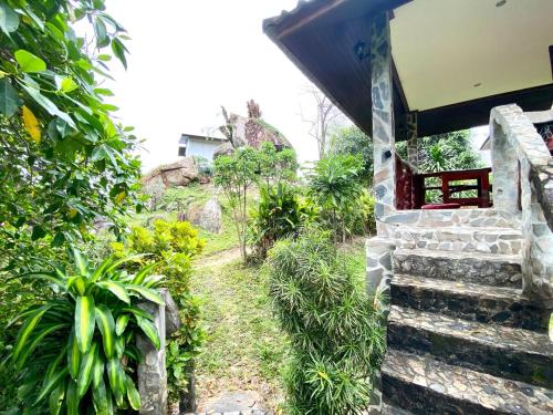 Jungle Rock House in srithanuにある庭