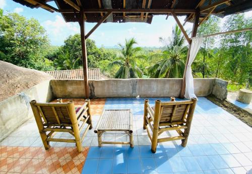 Jungle Rock House in srithanuにあるバルコニーまたはテラス