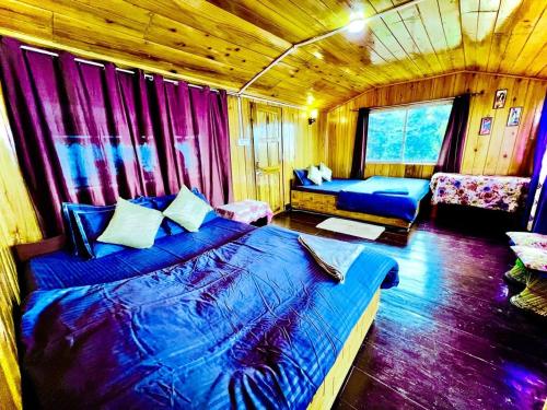 Ένα ή περισσότερα κρεβάτια σε δωμάτιο στο Darjeeling Homes The Glory