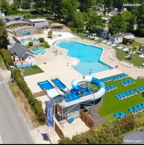 une vue aérienne d'un parc aquatique avec piscine dans l'établissement Mobil Home tout confort 6 personnes avec wifi, à Onzain
