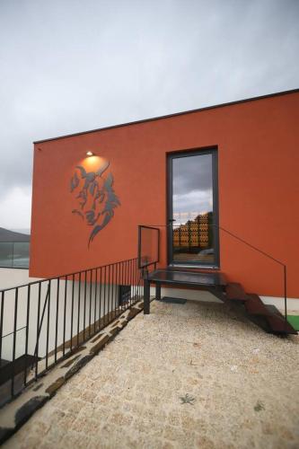 a building with a window on the side of it at Quinta Vale de Lobos in Folgosa