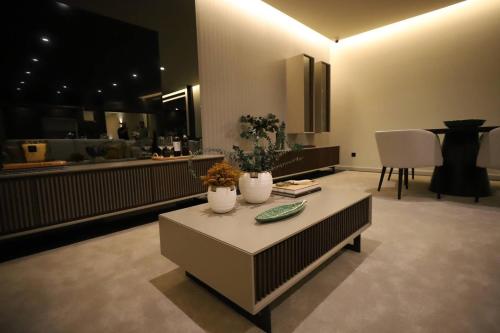 a living room with a coffee table and a counter at Quinta Vale de Lobos in Folgosa