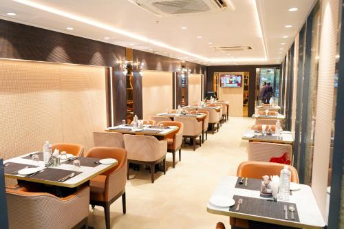 バラナシにあるShriGo Hotel Banarasのレストラン(テーブルと椅子付)