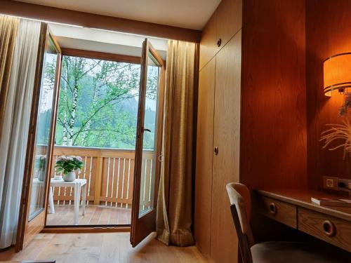 Hotel Alpenblickにあるバルコニーまたはテラス