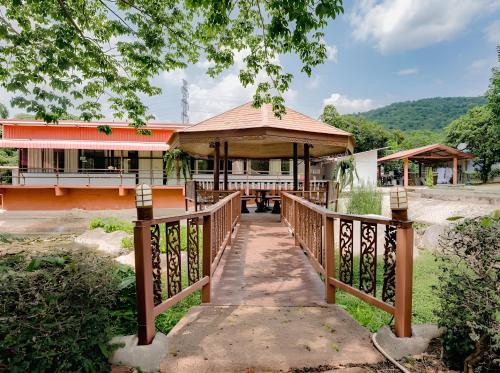 Nespecifikovaný výhled na hory nebo výhled na hory při pohledu z rezortu