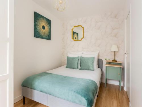 une chambre avec un lit avec une couverture verte dans l'établissement Merveil - Family Suite - Marais - Martin VI, à Paris