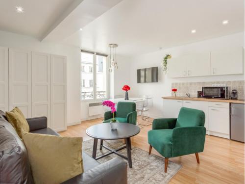 un salon avec un canapé, des chaises et une table dans l'établissement Merveil - Family Suite - Marais - Martin VI, à Paris