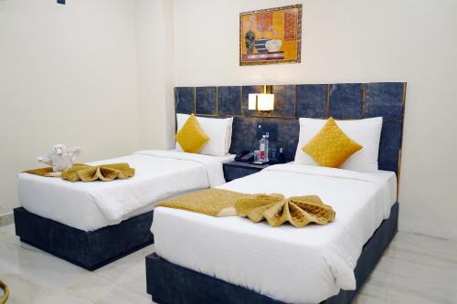 ShriGo Hotel Banarasにあるベッド