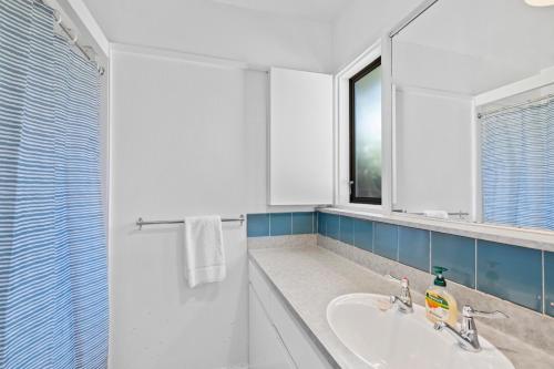 un bagno con lavandino e specchio di Seventeen on Cheltenham a Hanmer Springs