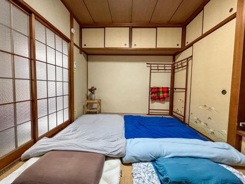 Ένα ή περισσότερα κρεβάτια σε δωμάτιο στο Osaka Cozy Traditional House in Local Area with local