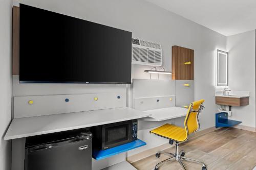 Μια τηλεόραση ή/και κέντρο ψυχαγωγίας στο Microtel Inn & Suites by Wyndham Norcross
