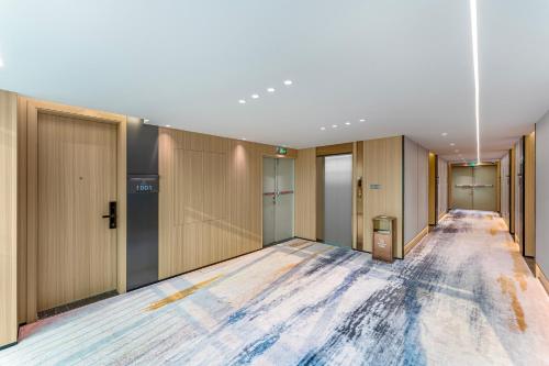 an empty dressing room with a long corridor at ParkHeng Hotel Shenzhen World Exhibition & Convention Center Branch in Shenzhen