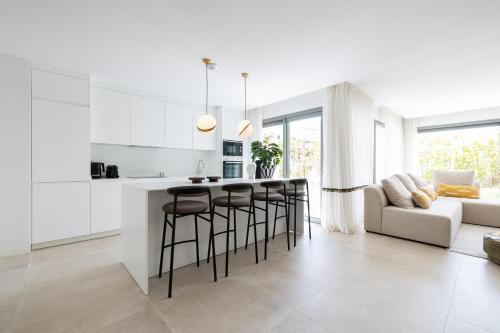 Kuchyň nebo kuchyňský kout v ubytování Luxury House Chaparral Golf E38 by AORA STAY