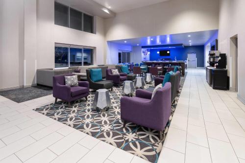 Area soggiorno di La Quinta Inn & Suites by Wyndham Fort Collins, Colorado