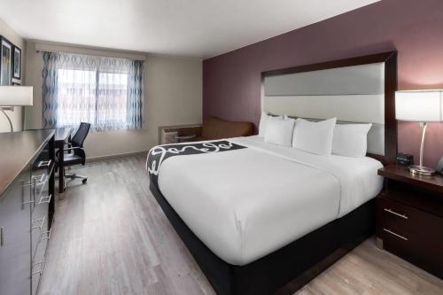 Letto o letti in una camera di La Quinta Inn & Suites by Wyndham Fort Collins, Colorado