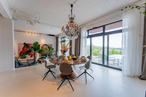 Χώρος καθιστικού στο Flexible SelfCheckIns 140 - The most Luxurious Villa with Private pool in Zagreb