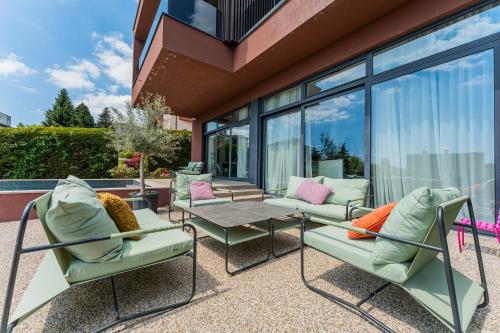 Posezení v ubytování Flexible SelfCheckIns 140 - The most Luxurious Villa with Private pool in Zagreb