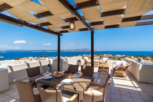 Vista Penthouse in Plaka With Shared Pool -BY APOKORONAS VILLAS