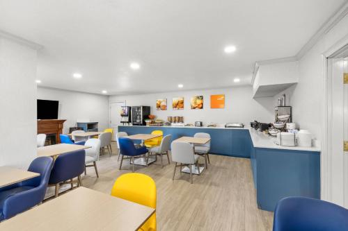 una caffetteria con tavoli e sedie blu e gialli di Comfort Inn & Suites Rome South a Rome