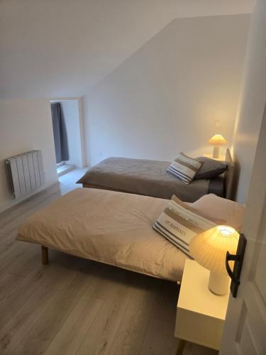 Postel nebo postele na pokoji v ubytování maison à frehel
