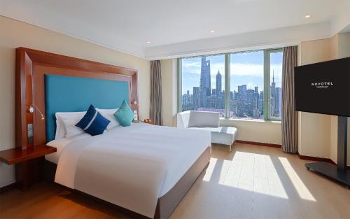 Letto o letti in una camera di Novotel Atlantis Shanghai - Enjoy our great-valued breakfast in our rooftop revolving restaurant with a stunning river view & utilize our FREE self-serviced laundry