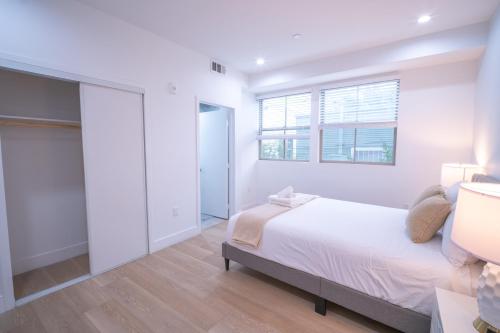 Кровать или кровати в номере Stylish Private Room by Downtown LA