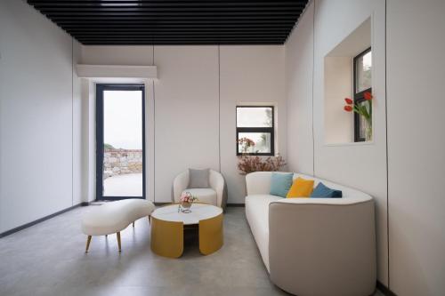 a living room with a couch and a table at 平潭游记猫头墘古村落 in Pingtan