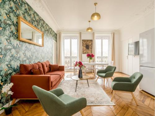 un salon avec un canapé et des chaises dans l'établissement Merveil - Family Suite - Marais - Ponceau, à Paris
