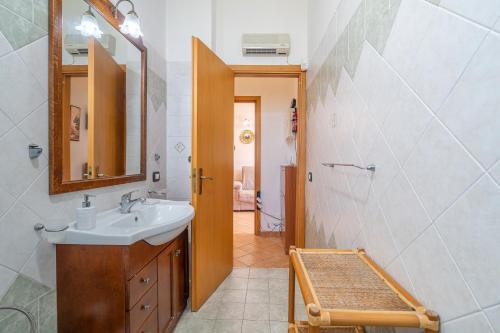 un baño con lavabo y espejo en Casa del limoneto di Corrado Fronte, en Noto